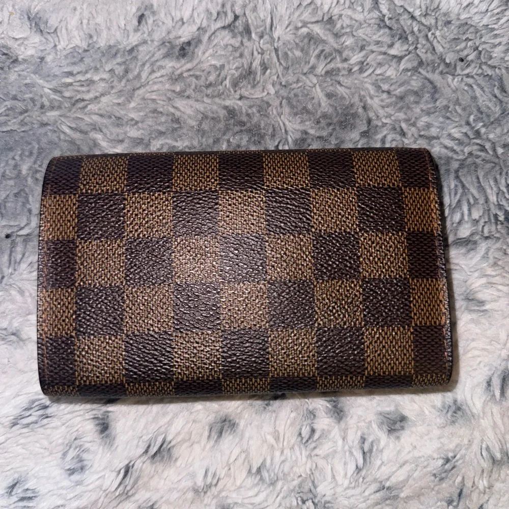 Men’s or Women’s Louie Vuitton and Rare Damier Ebene long wallet! Pre-loved 🔥🔥